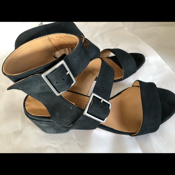 Italian suede ankle strapped heel - Picture 2 of 7